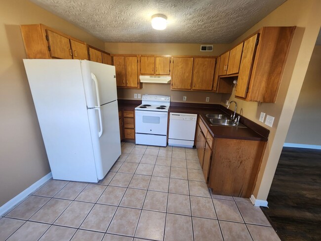 Foto del edificio - Spacious 2 bedroom 2 full bath first floor apartment for rent!!