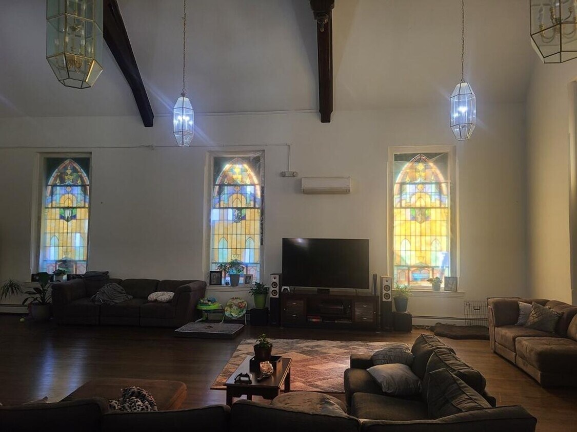 Foto del edificio - Large Home with Tons of Character in Hatfi...