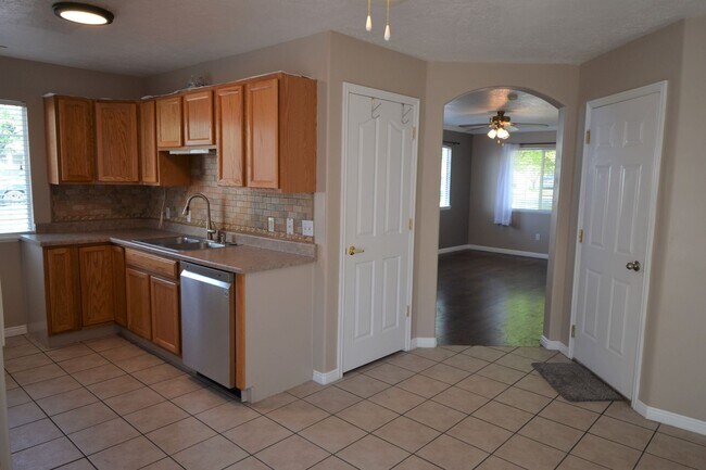 Building Photo - Adorable 3 Bed 2 Bath Townhouse in West Valley!!!