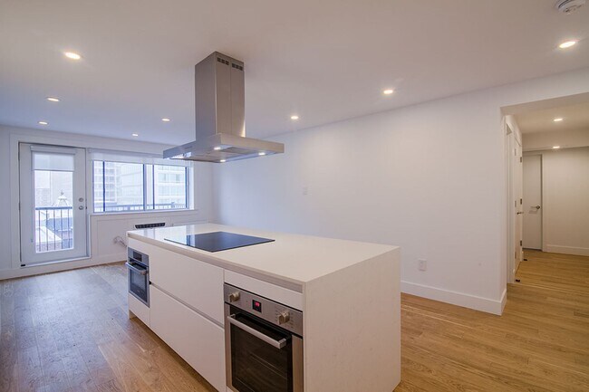 Building Photo - 3421 Drummond