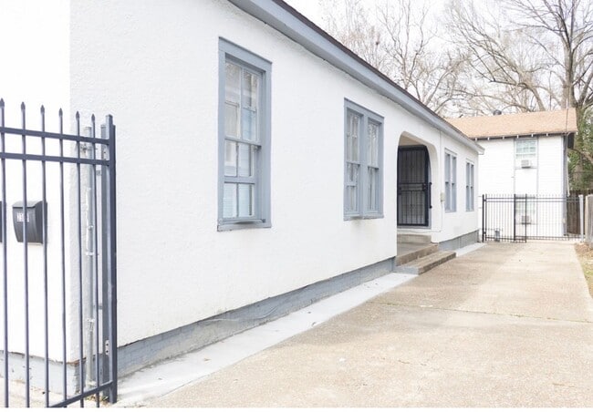 Building Photo - 2323 Spain St