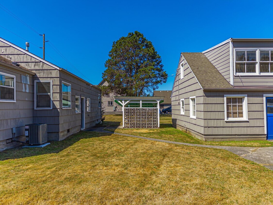Building Photo - Updated Fife Rental with Modern Kitchen an...