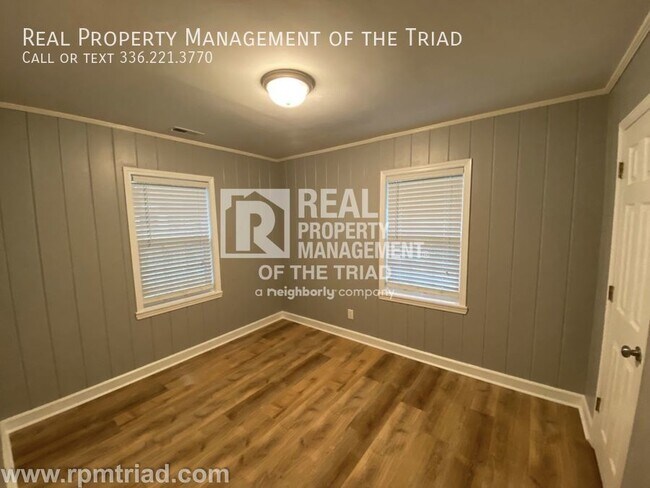 Building Photo - Renovated 2BR/1BA Bungalow on dead-end str...