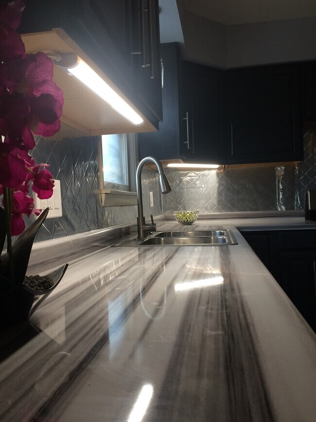 Building Photo - 817 E Jefferson St