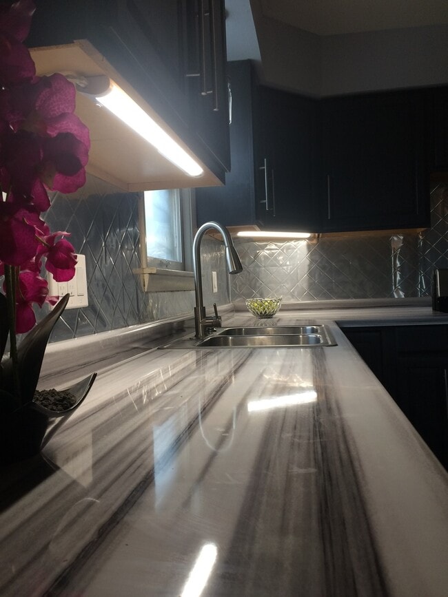 Building Photo - 817 E Jefferson St