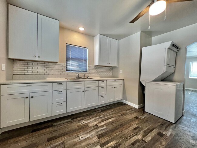 Building Photo - Newly Remodeled 2 Bed, 1 Bath Upper Unit i...