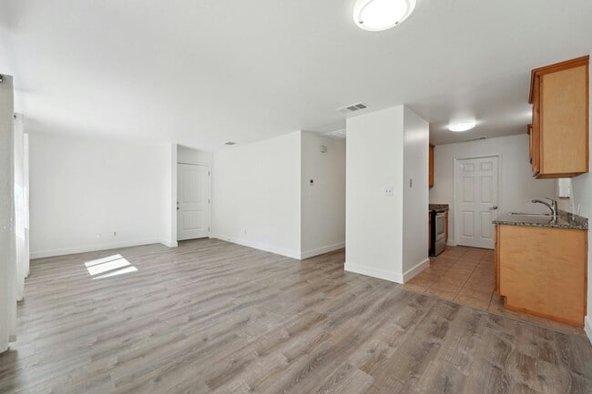Foto del edificio - 135 Warren Ave