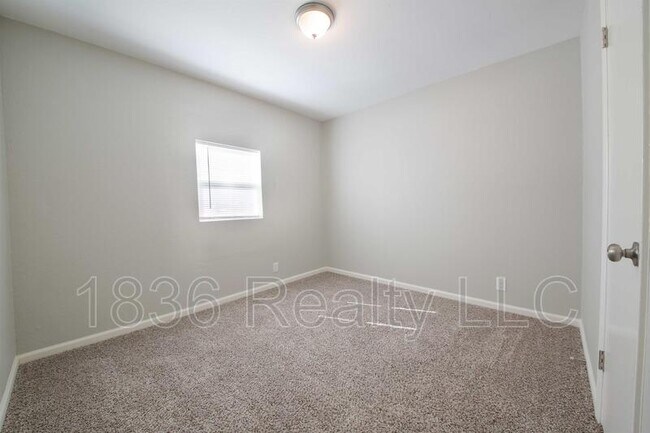 Building Photo - 2210 Donahue Ln