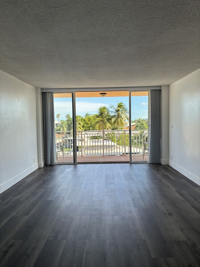 Foto del edificio - 2450 NE 135th St