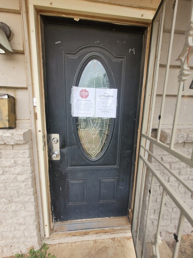 Foto del edificio - 3 bed 2 bath with large backyard!