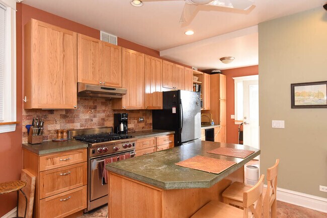 Foto del edificio - 3323 N Whipple St