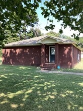 Building Photo - 124 W Nipper St