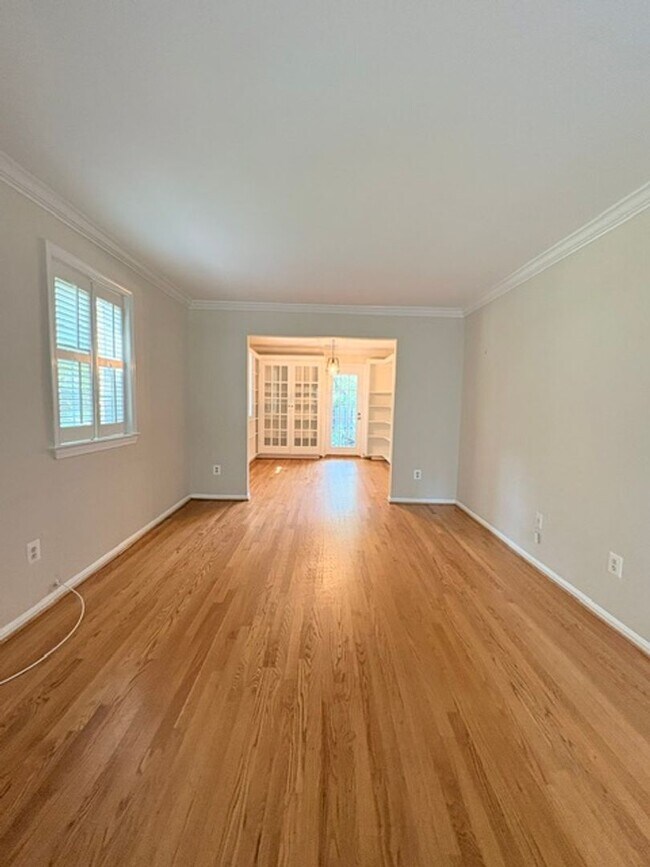 Building Photo - Fabulous Sun Splashed 3 BR, 2.5 BA Townhome in Kenwood Forest!