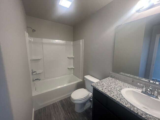 Building Photo - 3/2/1 Move in Ready!