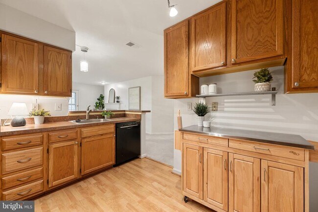 Building Photo - 6111 Wigmore Ln