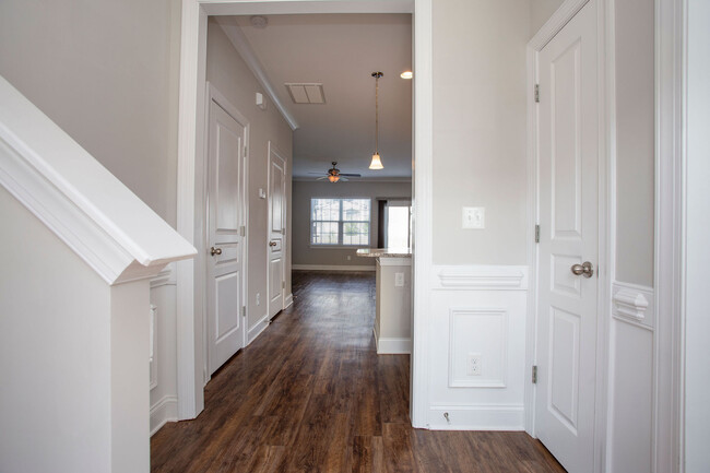 Building Photo - 377 Halton Crossing Dr SW