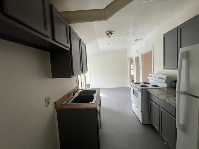 Foto del edificio - Spacious 3-Bed Apartment - Off-Street Parking, and Optional Garage