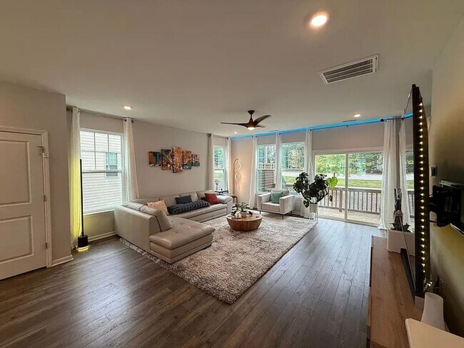 Foto del edificio - 1228 Commack Dr