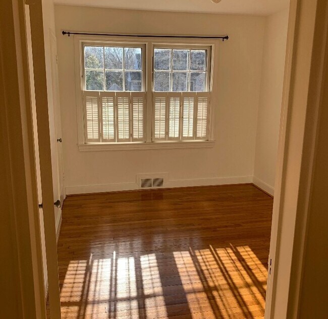 Foto del edificio - Charming three-bedroom in Irving Park area