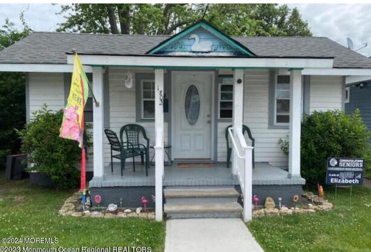 Primary Photo - 1802 Parkway