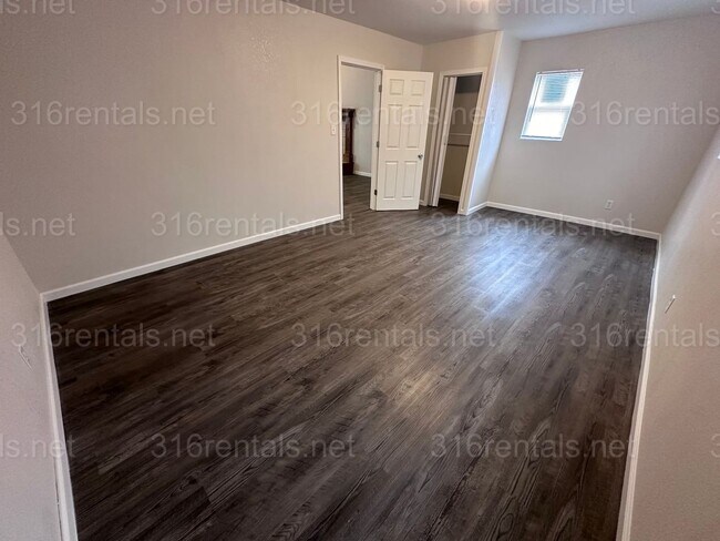 Foto del edificio - $1600 - 4 bed 2 bath - Single Family Home with a large fenced in backyard!