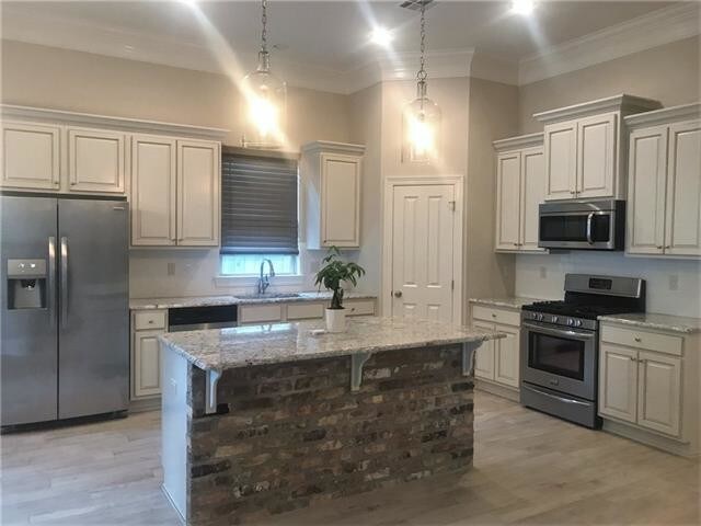 Building Photo - 584 Bateleur Way