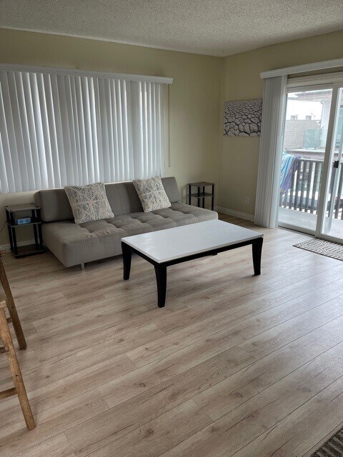 Family room with balcony - 128 34th St