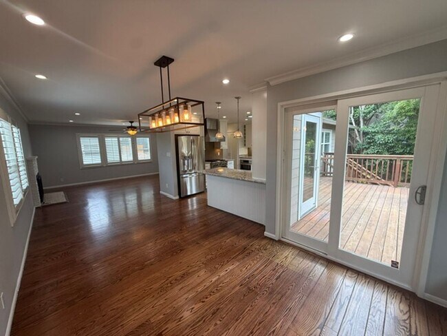Building Photo - Charming San Mateo Home  – Spacious Yard & Prime Commuter Location!