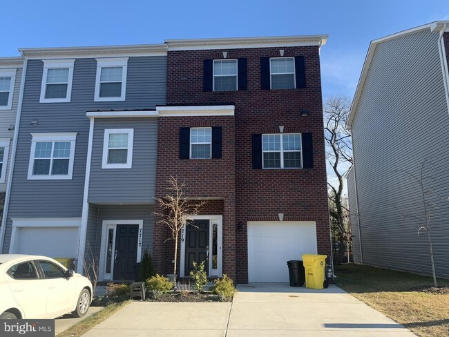 Building Photo - Beautiful end of group 4bd 3.5bth townhous...