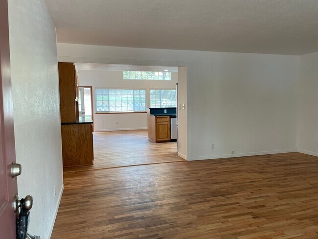 Foto del edificio - Nice 3 Bedroom 2 Bath Home-Office Space-Located in a Quiet East Medford  Nieghborhood East Medford