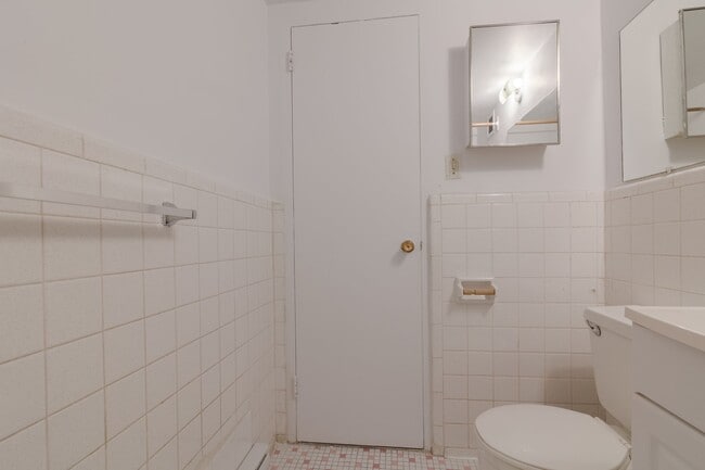 Building Photo - 1 Chem. de la Côte-Sainte-Catherine