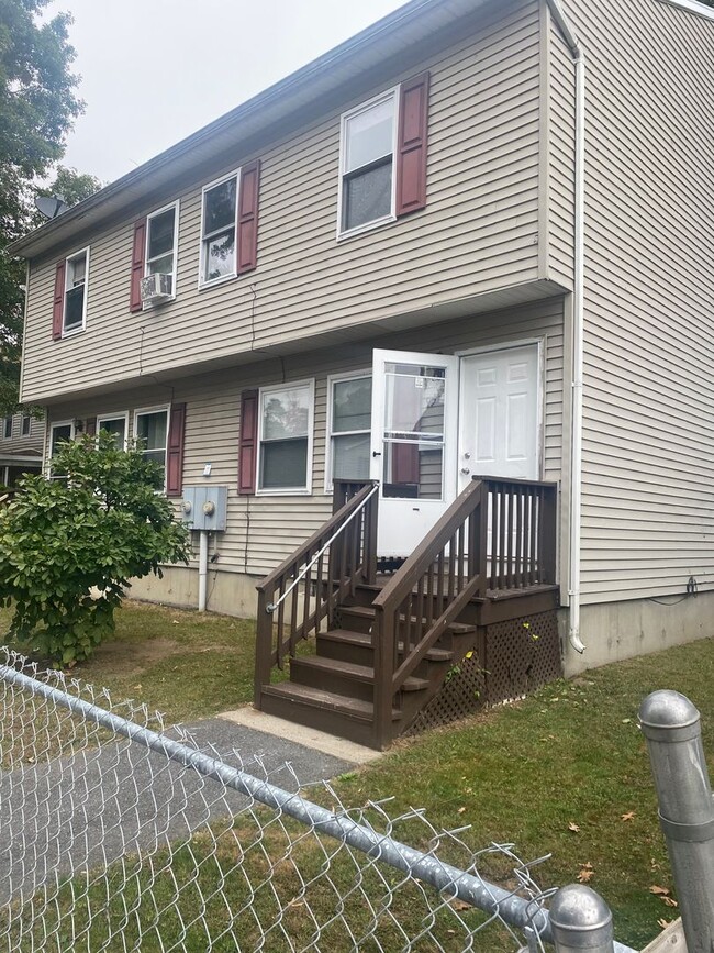 Building Photo - 3 Bedroom Fully Renovated Duplex!!