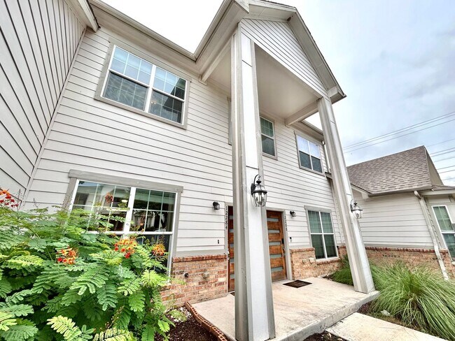 Building Photo - Bright & Spacious 2 Bed, 1.5 Bath in Austin!