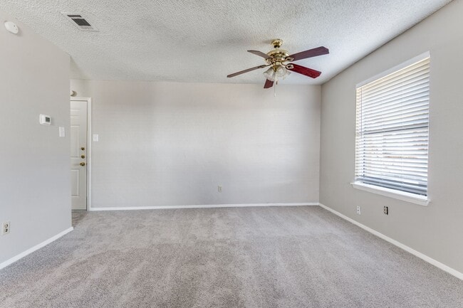 Building Photo - Charming 2-Bedroom Townhome in Irving with...