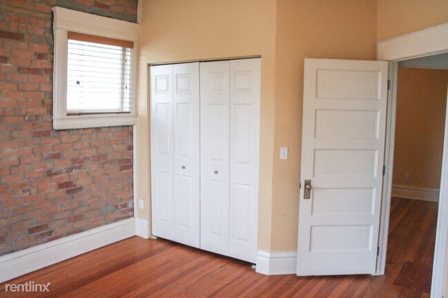 Building Photo - 2 br, 1 bath Condo - 2503 Broadway 1 Unit 1