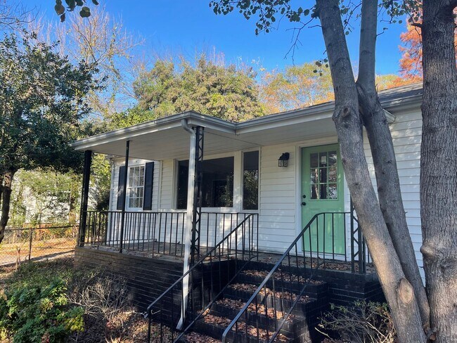 Foto del edificio - Beautifully renovated Normaltown 3/2 Home with fenced in front yard! Water, trash, and lawncare i...