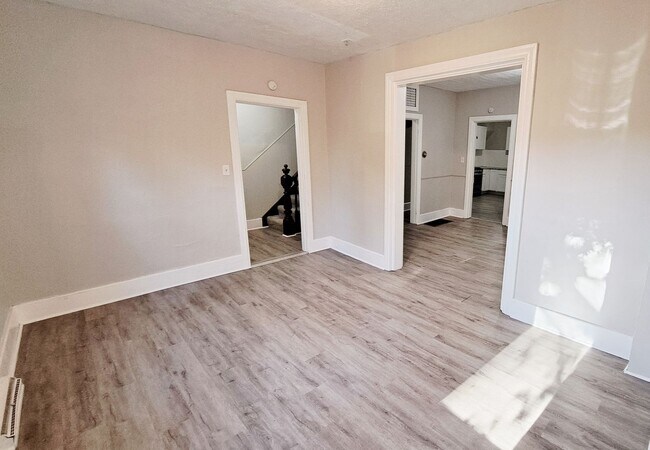 Building Photo - 3 Bed / 1 Bath Single Family Home