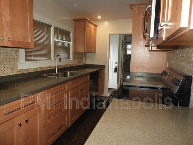 Foto del edificio - 1214 S Washington St