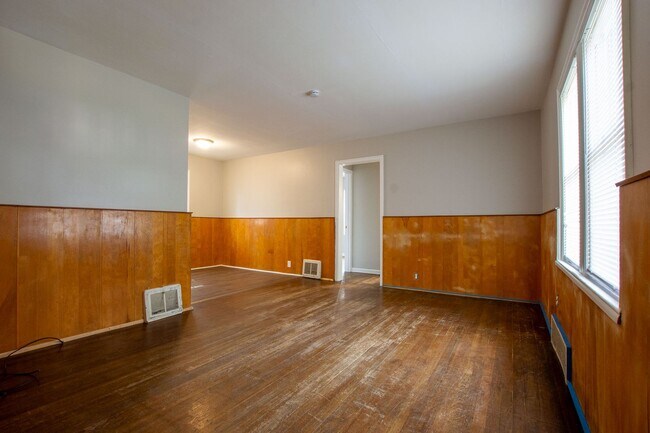 Foto del edificio - 3 Bedroom / 1 Bath Home with Fenced Backyard!