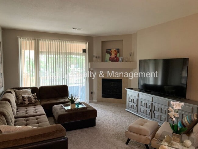 Building Photo - 2 Bed/2 Bath, 1183 Sqft - 8496 S Hoyt Way