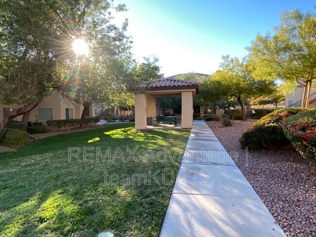 Foto del edificio - 8501 W University Ave