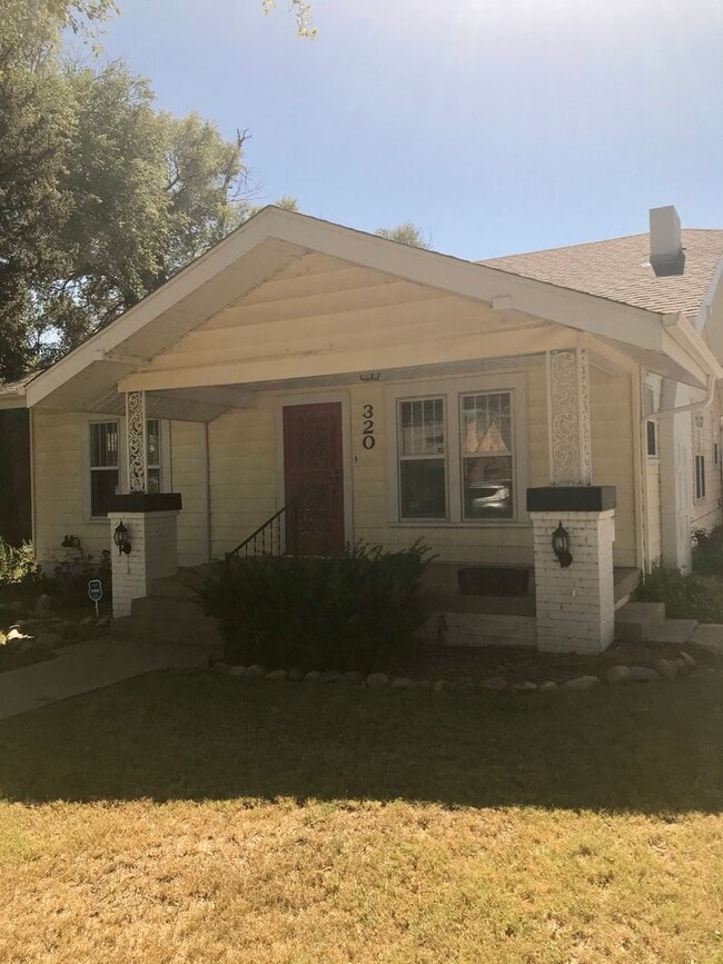 Building Photo - 4 Bedroom, 2 Bath in Sunset Terrace!