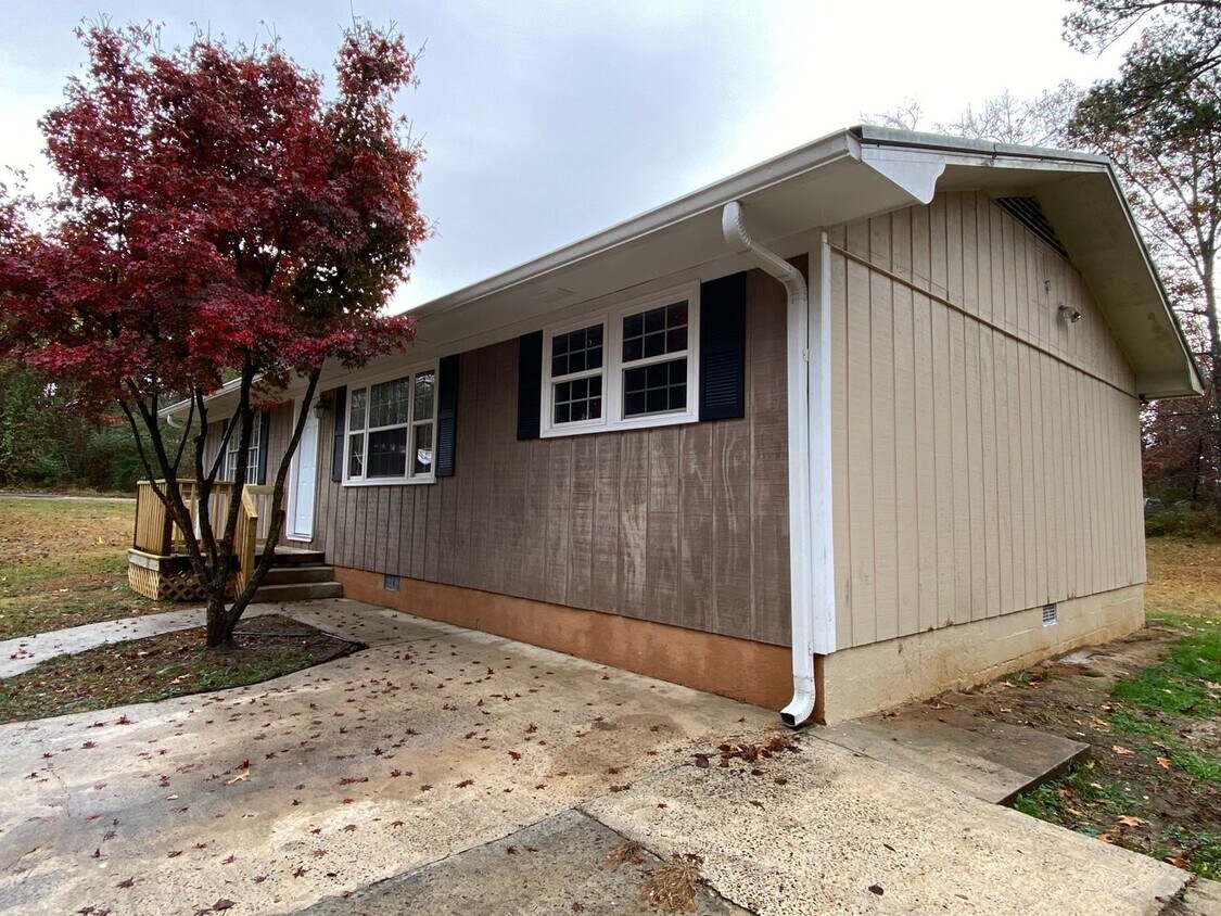 Primary Photo - 4 bedroom, 1-1/2 bathroom House in West Rome!