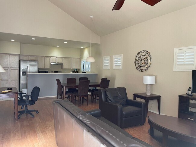 Foto del edificio - FULLY FURNISHED 2 BEDROOM, 2 BATH, 2 CAR GARAGE COMMUNITY POOL