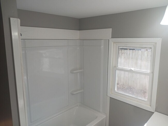 Foto del edificio - Coveted Beaverdale Bungalow