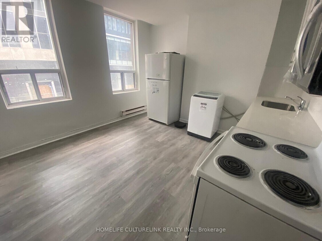Photo du bâtiment - 632B-632B Yonge St