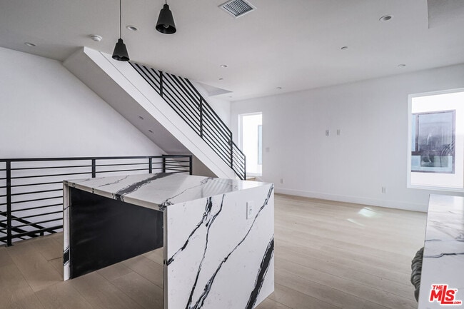 Foto del edificio - 11812 Gilmore St