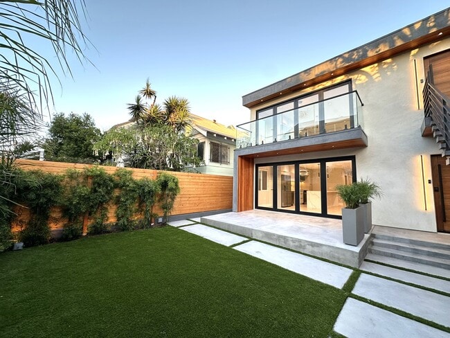 Building Photo - 38 Paloma Ave