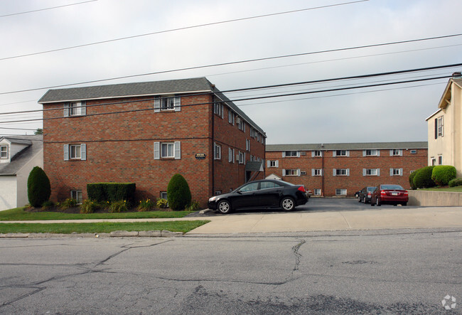 Foto del edificio - Maple Court Apartments