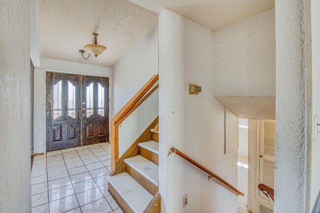 Building Photo - Come and check this 3 bed/2 baths house